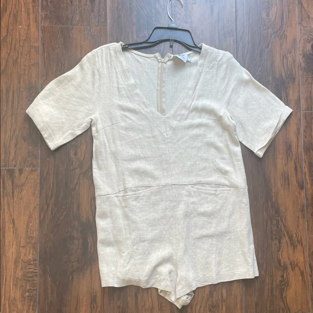 Creamy nude romper from princess Polly. Light weight & has pockets - Picture 1 of 3